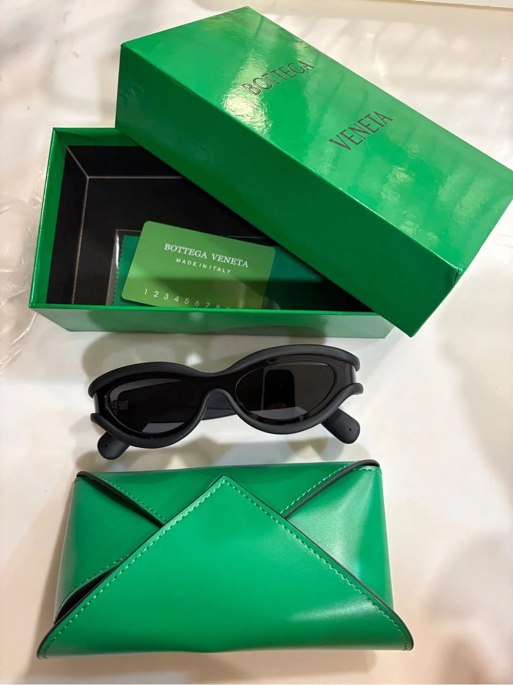 Unisex Bottega Veneta Black Cat-Eye Sunglasses BV1211s 001